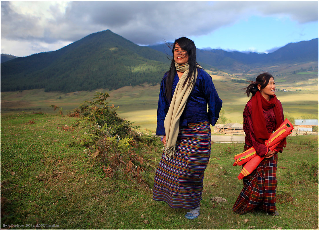 Бутан может вступать. Дриглам Намжа. Жизнь в бутане. Бутан Национальная одежда. Бутан люди.